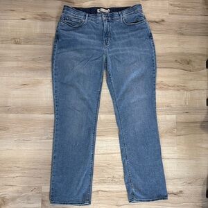 Classic Women's Blue Levi Stretch Jeans